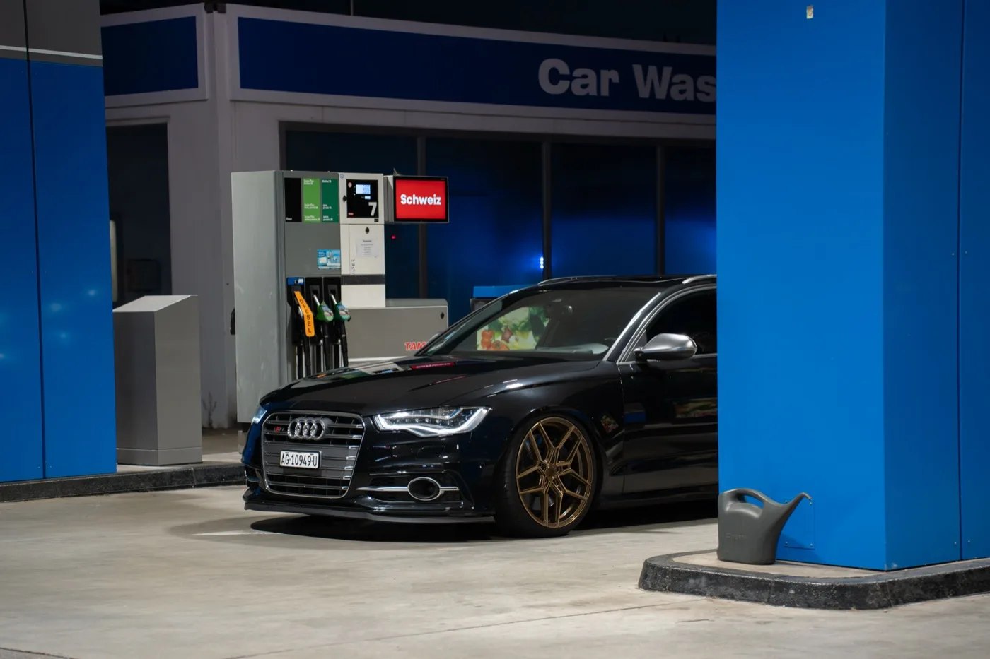 Audi S6 Avant an der Waschanlage