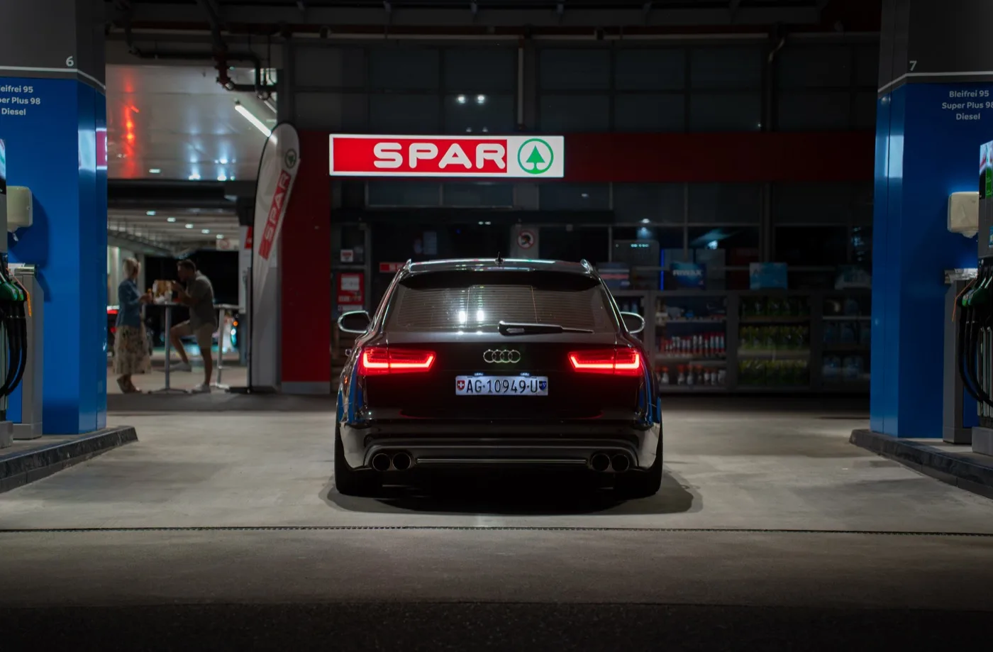 Audi S6 Avant von hinten an der Tankstelle bei Nacht
