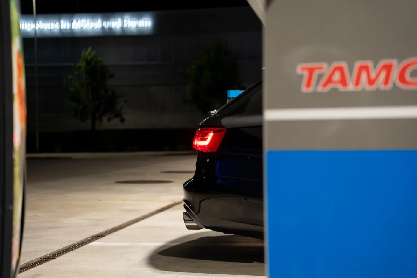 Leuchtendes Rücklicht des Audi S6 an der Tankstelle