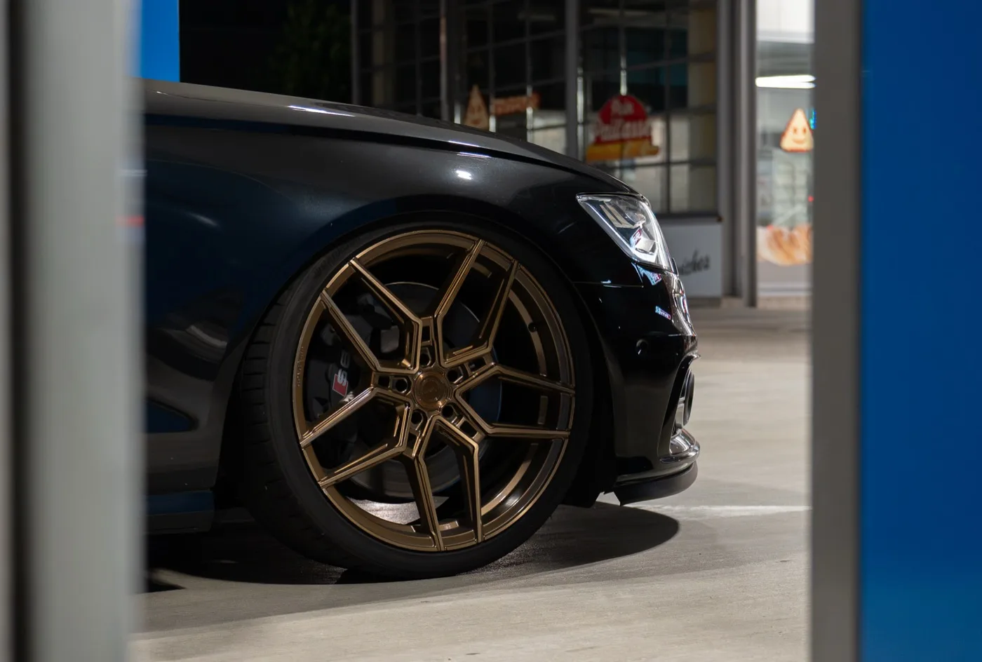 Frontfelge und Scheinwerfer des Audi S6 im Detail