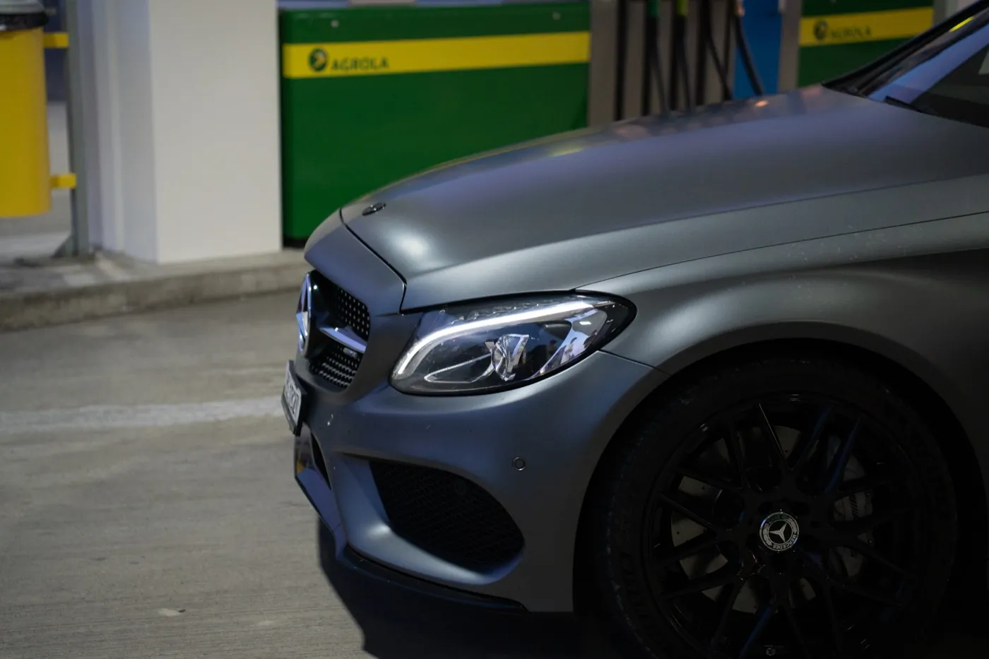 Front- und Felgendetail des Mercedes-AMG C43 an der Tankstelle