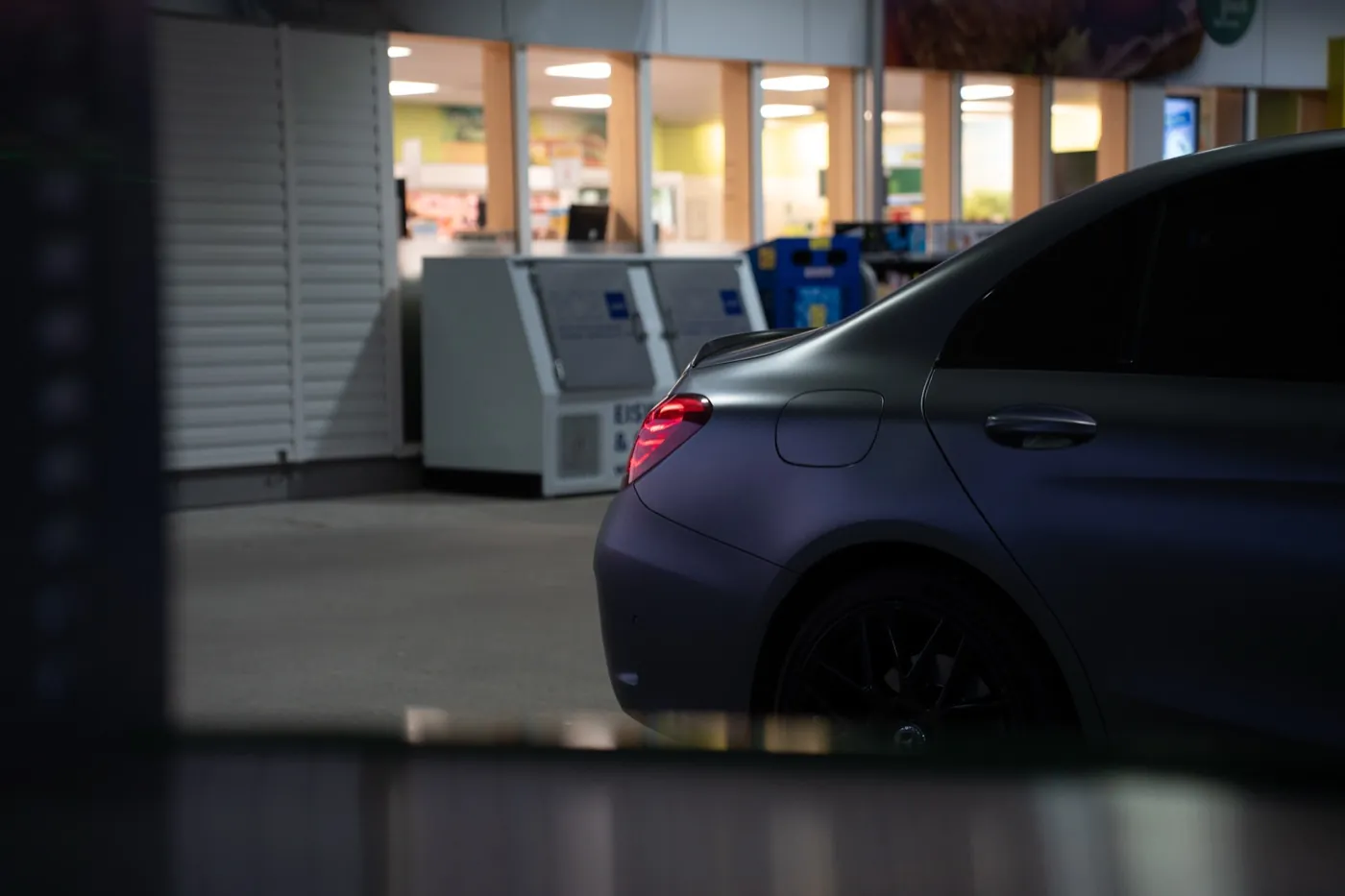 C43 im Unterstand zur blauen Stunde