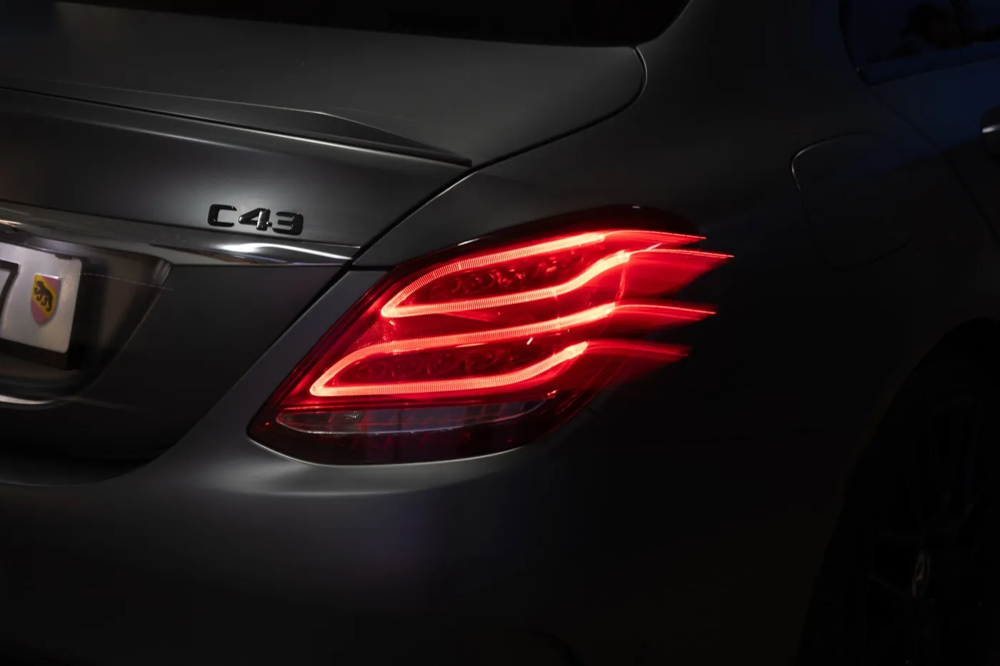 Leuchtendes Rücklicht des C43 in der Dunkelheit